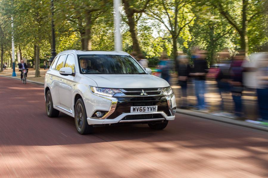  Mitsubishi Outlander PHEV 2015 года  (UK) (фото 7 из 31)